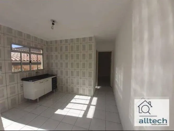 Casa para alugar 2 dormitórios, 2 vagas, aceita pet por R$ 2.200/mês