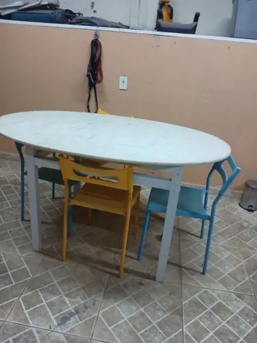 Mesa de marmore oval com 06 cadeiras coloridas