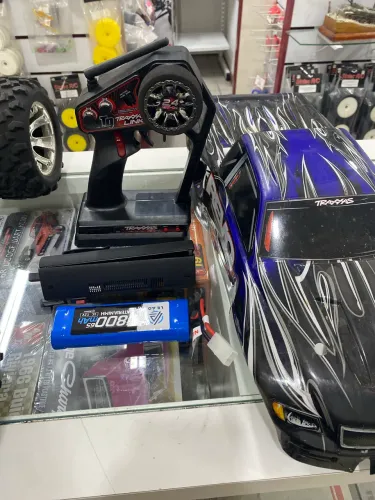 Traxxas Revo 3.3 em ótimo estado.