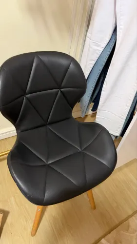 Cadeira Eames estofada preta