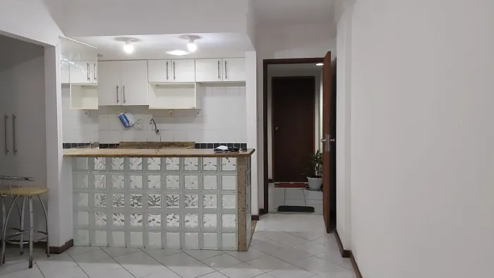 No Itaigara, Quarto e Sala separados com 50m2, Garagem privativa, Portaria 24hs, Piscina.