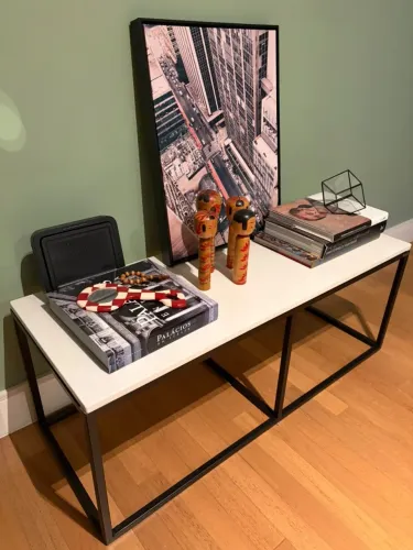 Mesa/ Aparador em Mármore Branco e Serralheria