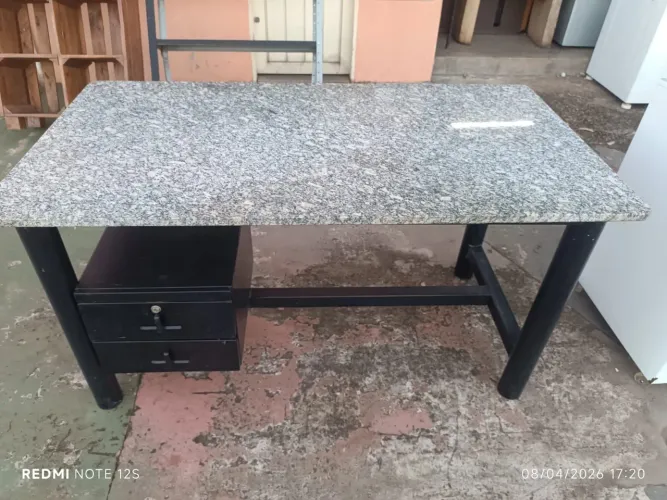 Mesa para escritório com gavetas usada porém conservada ((ENTREGO GRATIS))