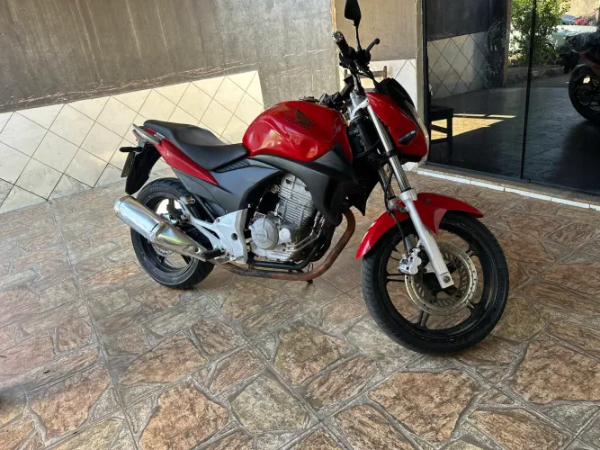 Moto CB muito conservada