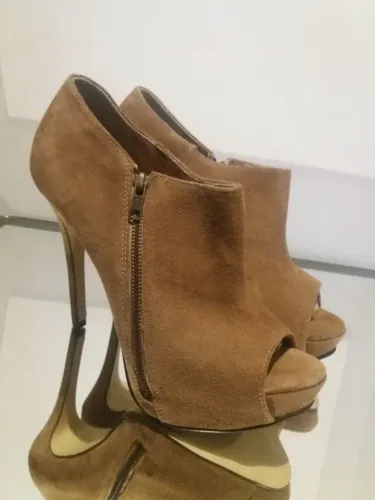 ANKLE BOOT SANTA LOLLA. EM CAMURÇA. SEMI NOVA LINDA