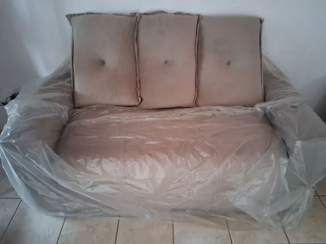 Sofá novo, no plástico 3 e 2 lugares. 