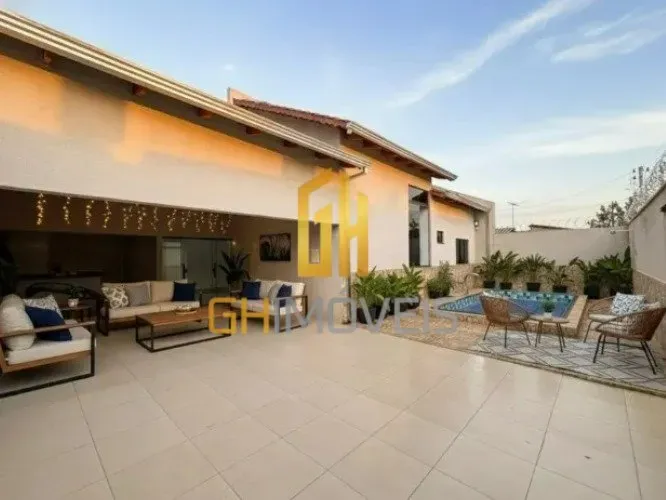 Linda Casa na Itapuã, com 205 m², 3 quartos com Piscina