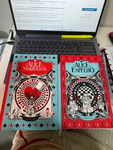 Vendo livros Alice no País das Maravilhas e Através do Espelho