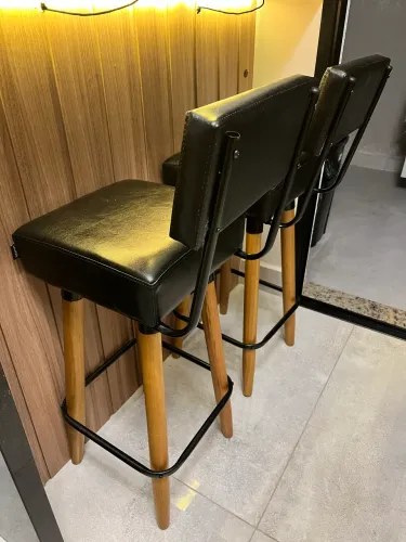 02 banquetas em courino e madeira maciça