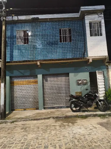 Vendo casa de 1°andar com ponto comercial em baixo.