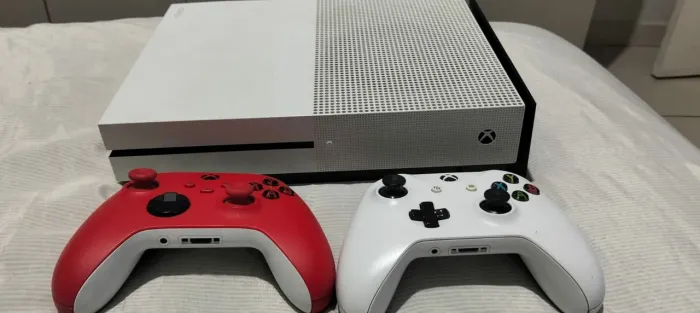 XBOX ONE S + 500 JOGOS + 2 CONTROLES