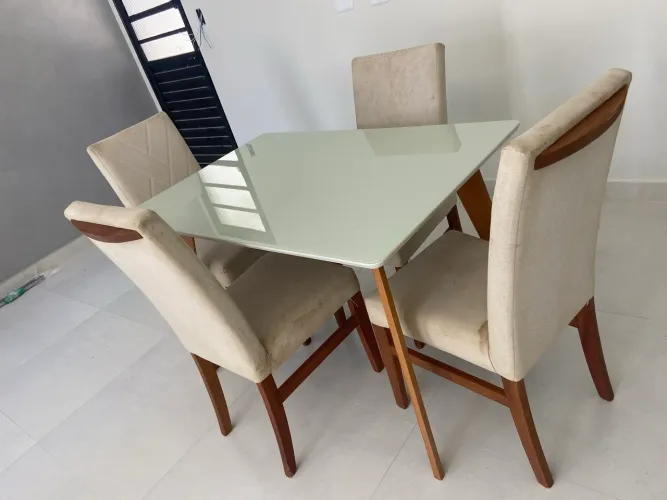 Mesa com 4 cadeiras 
