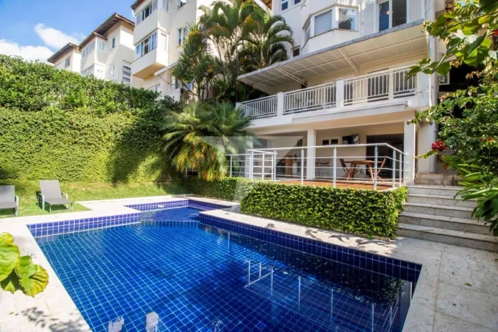 Casa em condomínio à venda no Morumbi, reformada, 530m² úteis, 3 suítes, jardim, piscina,