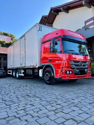 atego 2426 6x2 ano 2017 baú 8,8m