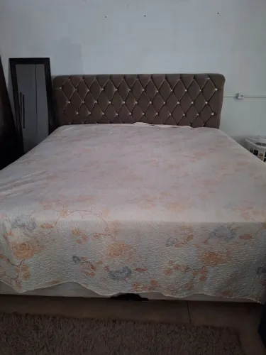 Vendo uma cama king com cabeceira e um guarda roupa com 6 portas.