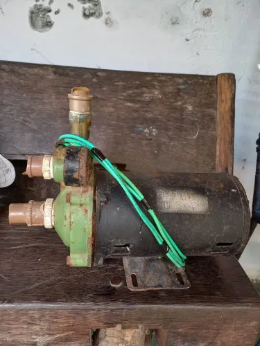 Bomba d'água 1cv injetorá usada funcionando perfeitamente shinayde. 