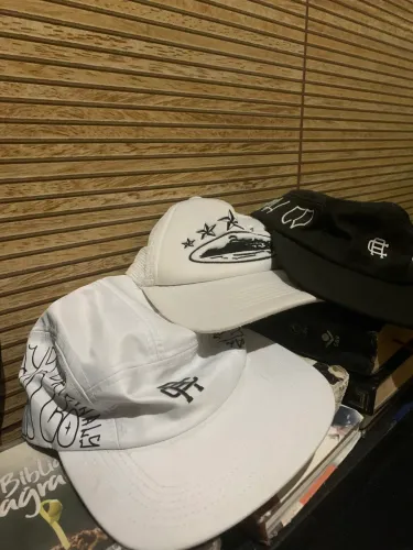 3 bonés modelo estilo de rua, streetwear. Cada boné custa 25$!!!