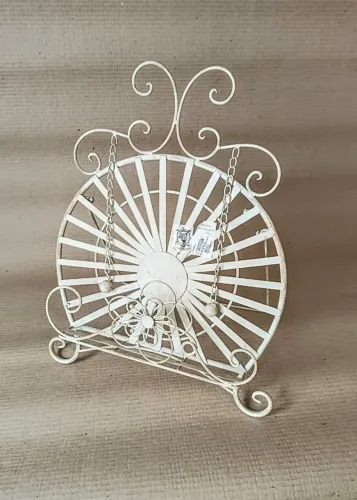  Floreira de chão tipo cavalete (forma leque)provençal ?em Metal/ ?Cor: Branco Off-White
