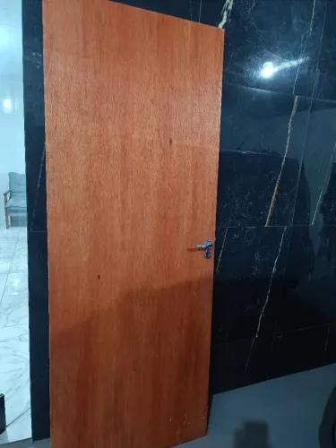 Excelente porta de quarto com revestimento jatobá,
