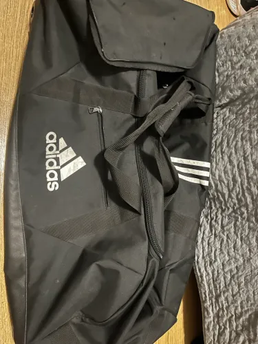 Bolsa de mão Adidas com a rodinha um pouco danificada