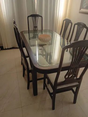Mesa com 6 cadeira de madeira