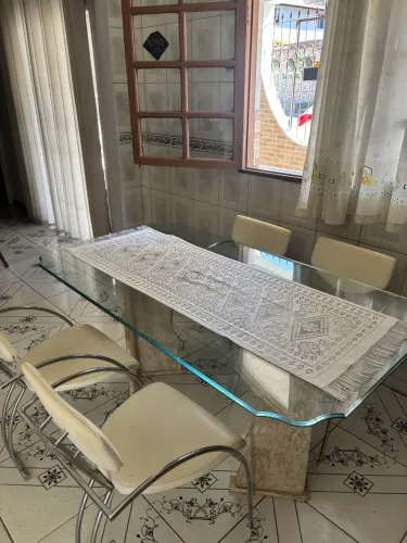 Mesa de Vidro e Cadeiras Inox