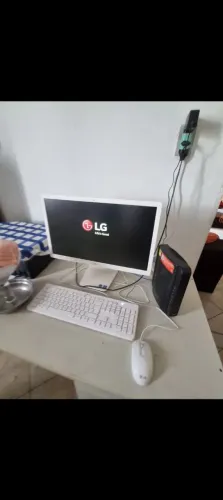 Vendo um computador completo LG já vem com CPU no computador, sou a primeira dona