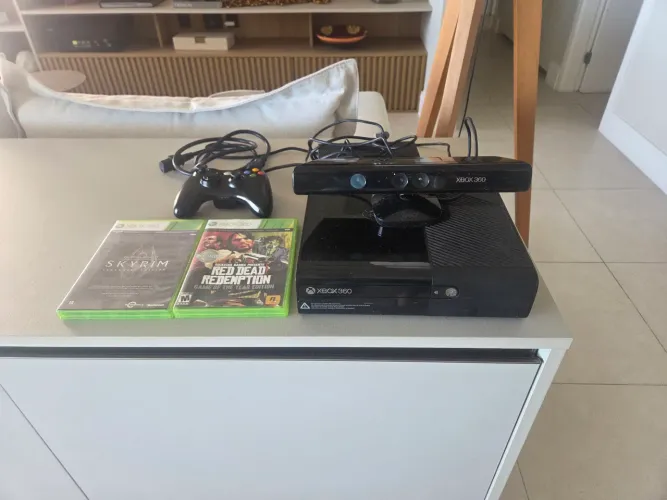 Xbox 360 + HD 250gb + Kinect + 02 jogos
