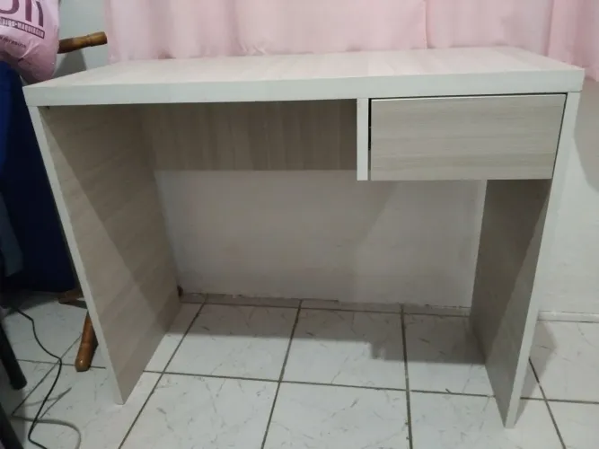 Mesa de estudo 90 cm  altura X 40 cm de largura 