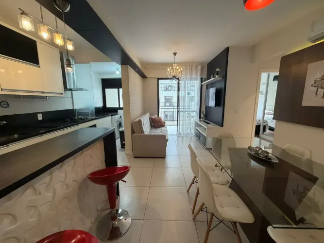 Apartamento mobiliado com 2 dormitórios (1 suíte), ampla sacada com churrasqueira e vista