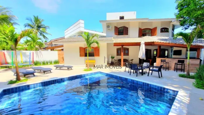 Casa em condomínio fechado de alto padrão na região da praia de Pernambuco no Guarujá!