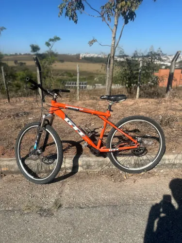Bicicleta GT Avalanche 3.0 na cor laranja