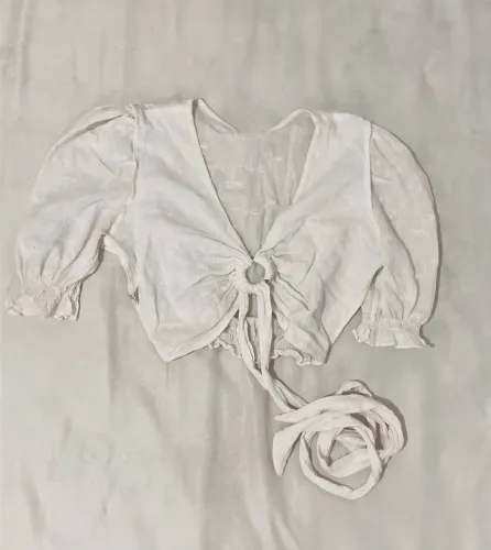 Blusa branca com mangas bufante, decote em V e amarração atrás