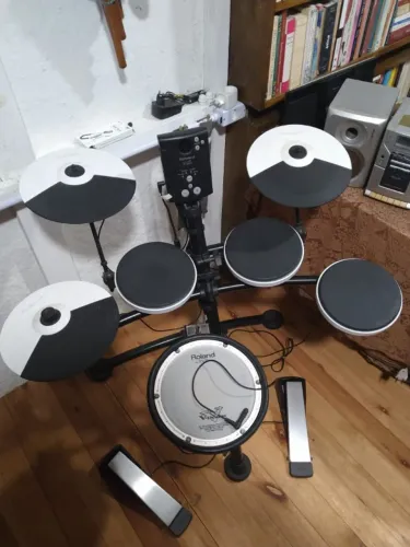 ? BATERIA ELETRÔNICA ROLAND TD-1KV + BANCO ? R$ 2.900