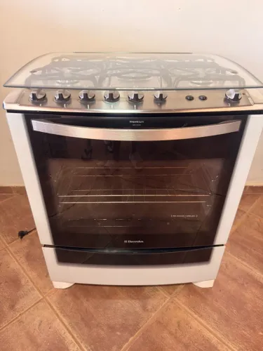 Fogão Eletrolux 5 bocas com forno muito novo