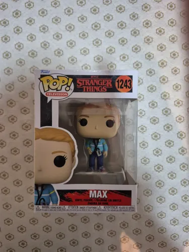 Funko pop Max Stranger Things com caixa