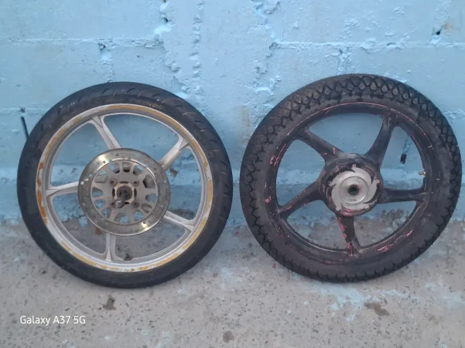 Vendo esse peneu comprei mas nao serviu na minha moto