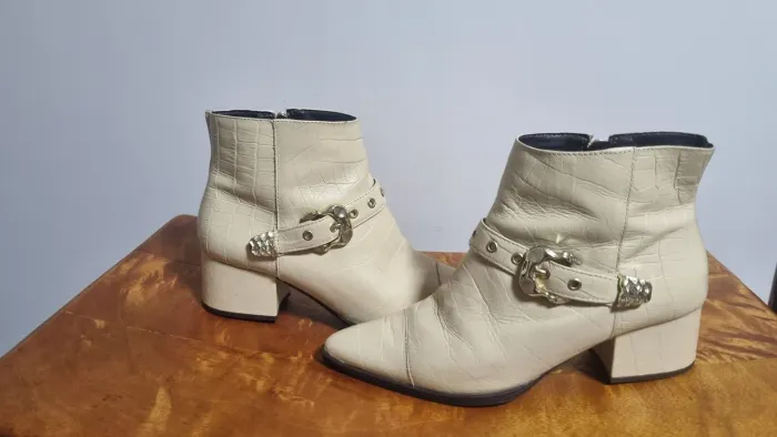 Bota Luiza Barcelos off