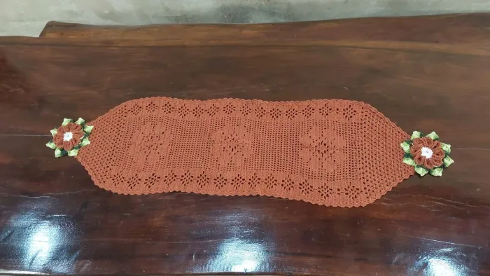 Passadeira de croche marrom 1,20m
