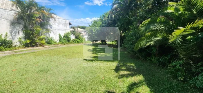 Terreno com três casas à venda em Ponta das Canas