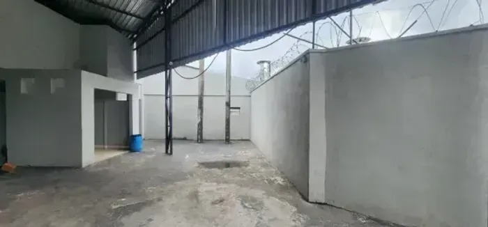 GALPÃO COM 800M2 DE ÁREA TOTAL NA COSME FERREIRA/TIRADENTES