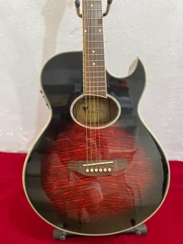 Violão eletroacústico da marca Eagle, modelo GL36