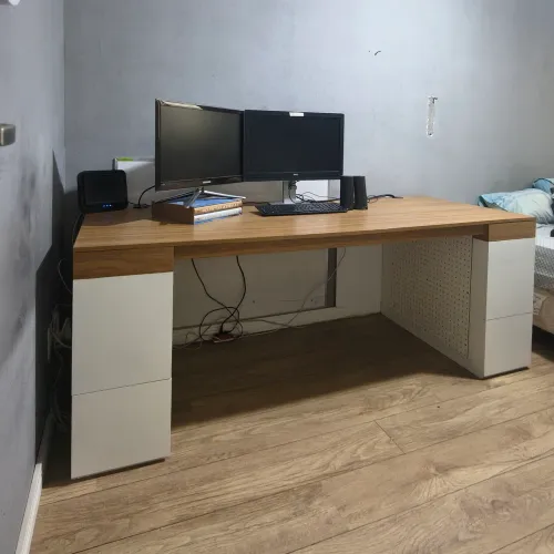 Mesa de escritório sob medida.