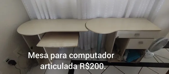 Escrivaninha para computador articulada.