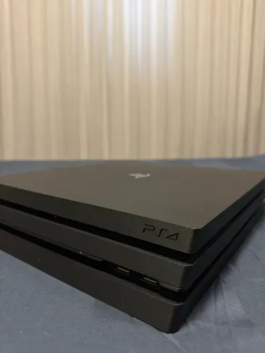 PlayStation 4 com 1 controle
