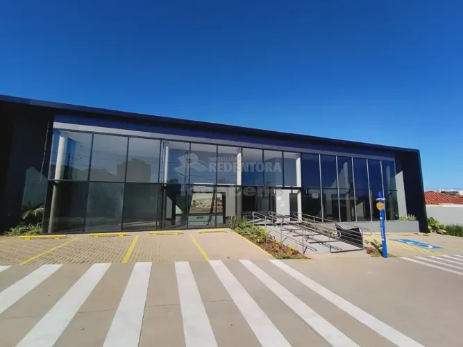 Sala Próximo a Av. Murchid. Homsi.