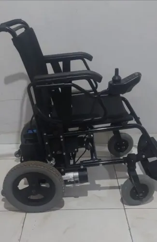 Cadeira de rodas motorizada freedom seme nova