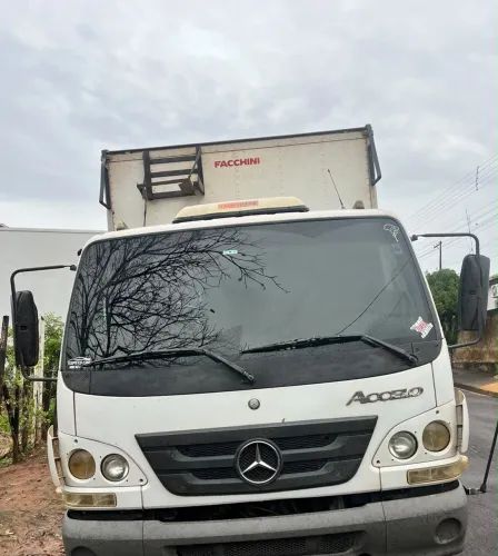 Caminhão baú acello