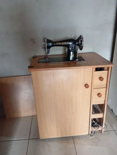 Máquina de costura Elgin antiga + gabinete