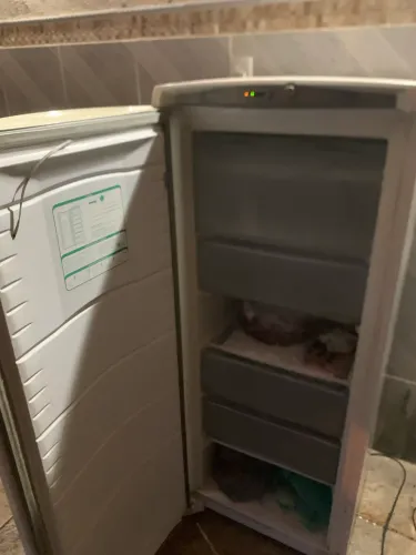 Freezer vertical pequeno